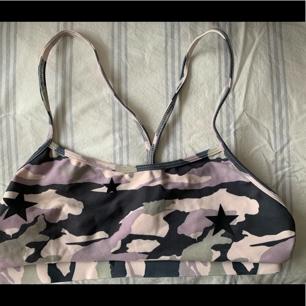 Monrow sports bra - Camo print with star